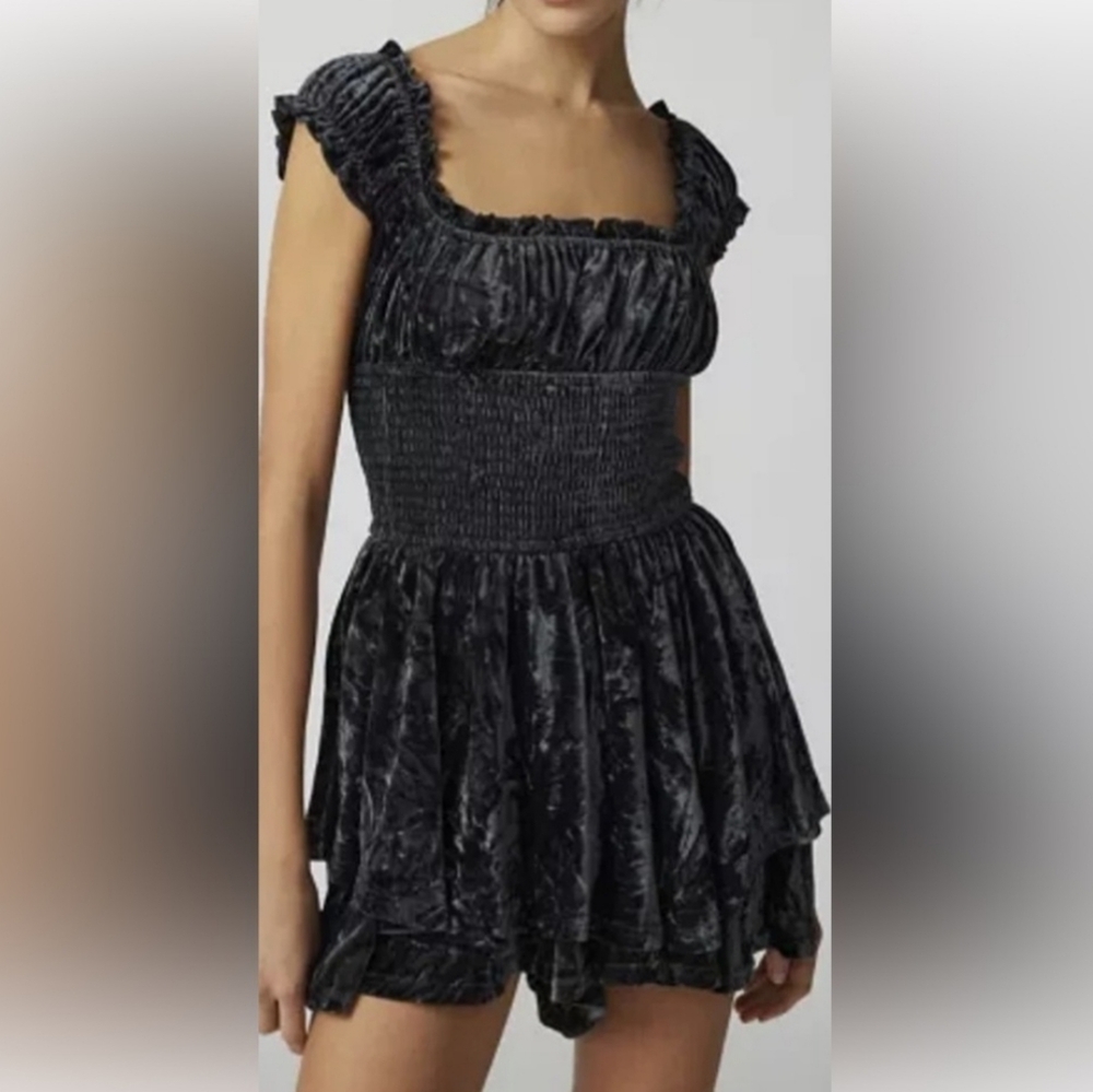 URBAN OUTFITTERS WOMEN ROSIE ROMPERS JUMPSUIT SIZE M BLACK VELVET